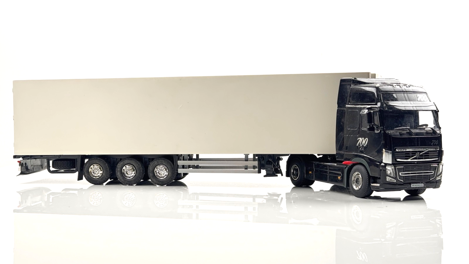 WSI/TEKNO 1/50 SCALE - VOLVO FH3 4X2 GLOBE 700 & WHITE CURTAINSIDE SEMI TRAILER