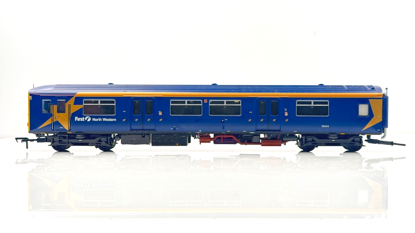 BACHMANN 00 GAUGE - 32-925 - CLASS 150/1 DMU 2 CAR FIRST NORTHWESTERN - BOXED