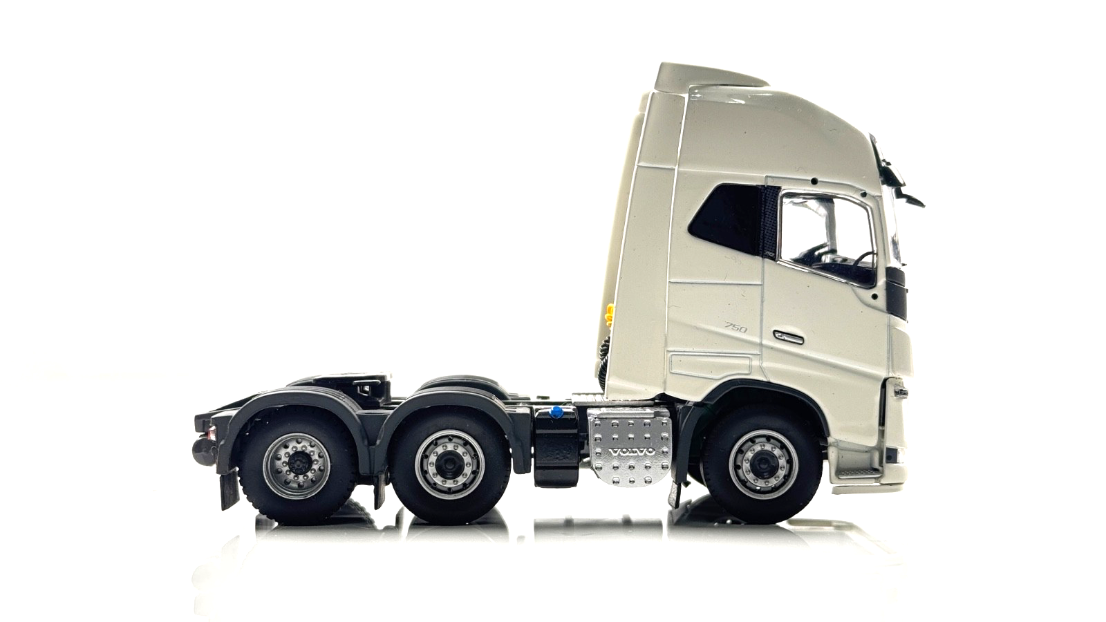 TEKNO 1/50 SCALE - 63117 - VOLVO FH16 GLOBE 6X2 WHITE TRACTOR CAB UNIT  - BOXED