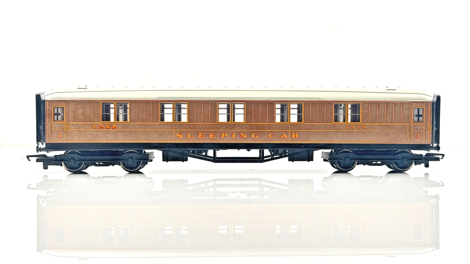 HORNBY 00 GAUGE - PAIR OF LNER TEAK GRESLEY COACHES INC SLEEPING CAR - UNBOXED