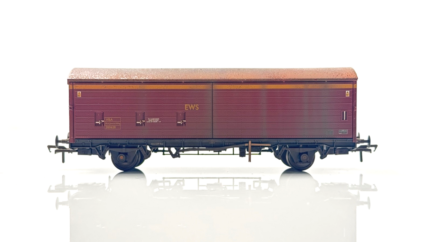 BACHMANN 00 GAUGE - 38-125A - 35 TON VBA SLIDING DOOR BOX VAN EWS TMC WEATHERED