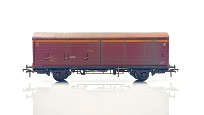 BACHMANN 00 GAUGE - 38-125A - 35 TON VBA SLIDING DOOR BOX VAN EWS TMC WEATHERED