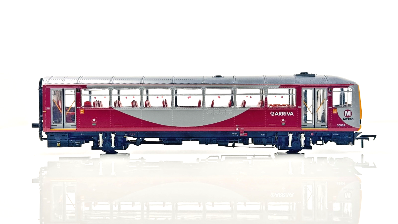 REALTRACK 00 GAUGE - CLASS 144 DMU 2 CAR NORTHERN METRO ARRIVA LEEDS MANCHESTER