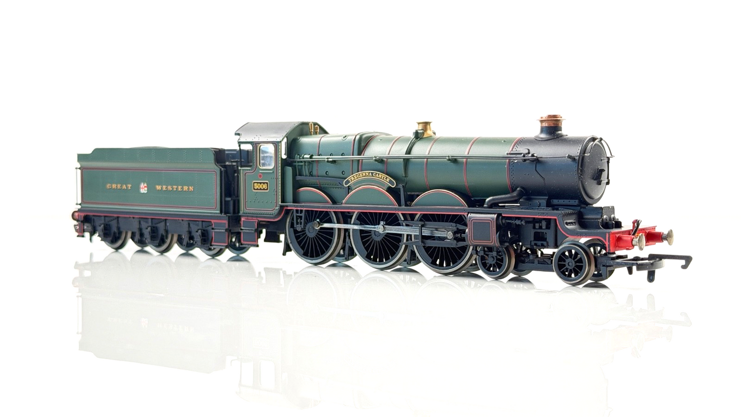 HORNBY 00 GAUGE - R2600M - CHELTENHAM FLYER GWR TREGENNA CASTLE & COACHES PACK 1