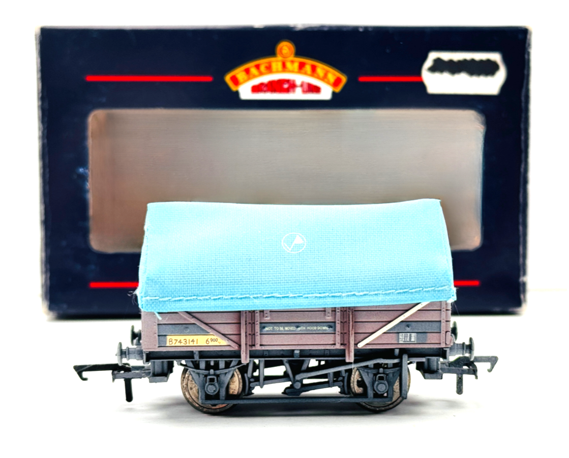 BACHMANN 00 GAUGE - 33-081 - CHINA CLAY WAGON WITH HOOD BR BAUXITE WEATHERED
