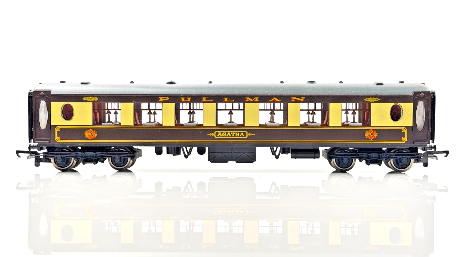 WRENN 00 GAUGE - W6001AG - PULLMAN 2ND CLASS COACH 'AGATHA' - (WHITE TABLES)