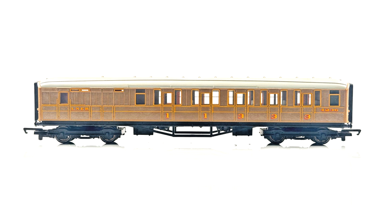 HORNBY 00 GAUGE - LNER TEAK GRESLEY PASSENGER COACHES ASSORTED X 3 - UNBOXED #2