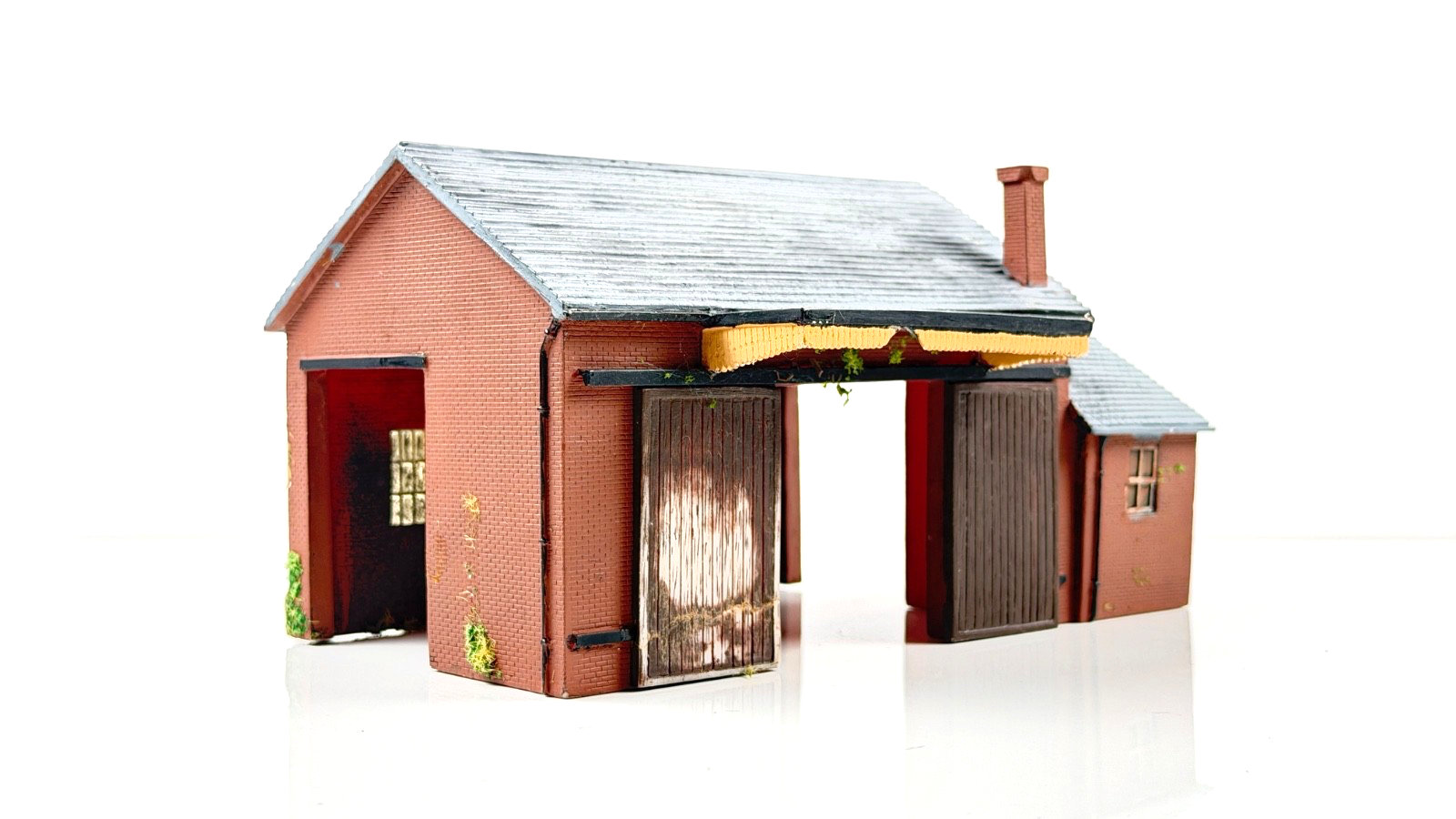 HORNBY SKALEDALE 00 GAUGE - R8582 - RED BRICK GOODS SHED - UNBOXED