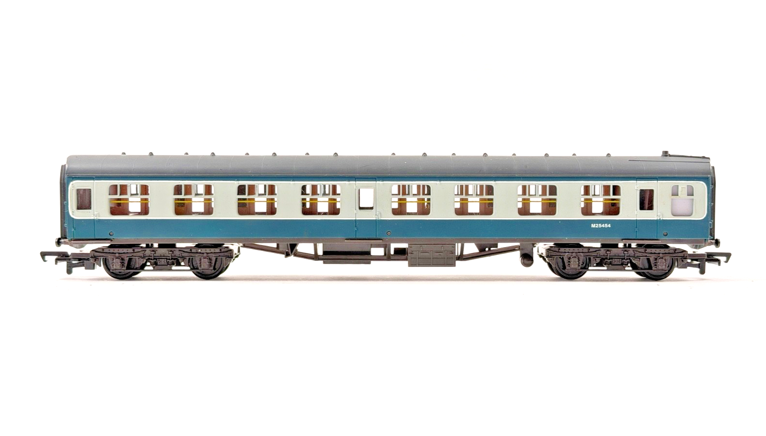 MAINLINE 00 GAUGE - RAKE OF 2 BR BLUE GREY MK1 PASSENGER COACHES UNBOXED
