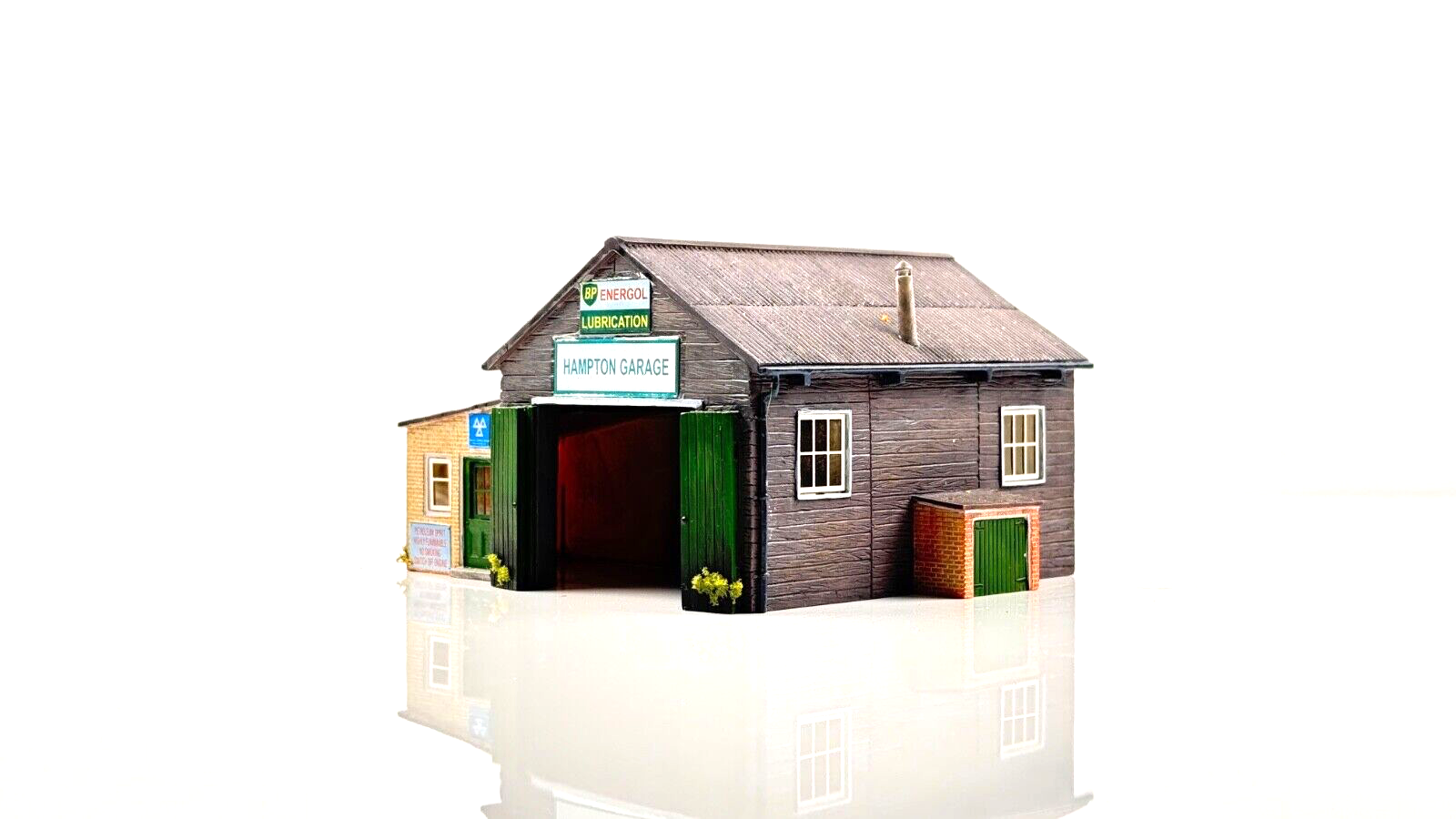 BACHMANN 00 GAUGE SCENECRAFT - 44-076 - HAMPTON GARAGE - BOXED