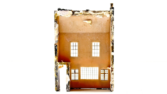 BACHMANN SCENECRAFT 00 GAUGE - 44-232 - LOW RELIEF LAMB & FLAG DERELICT PUB - UB