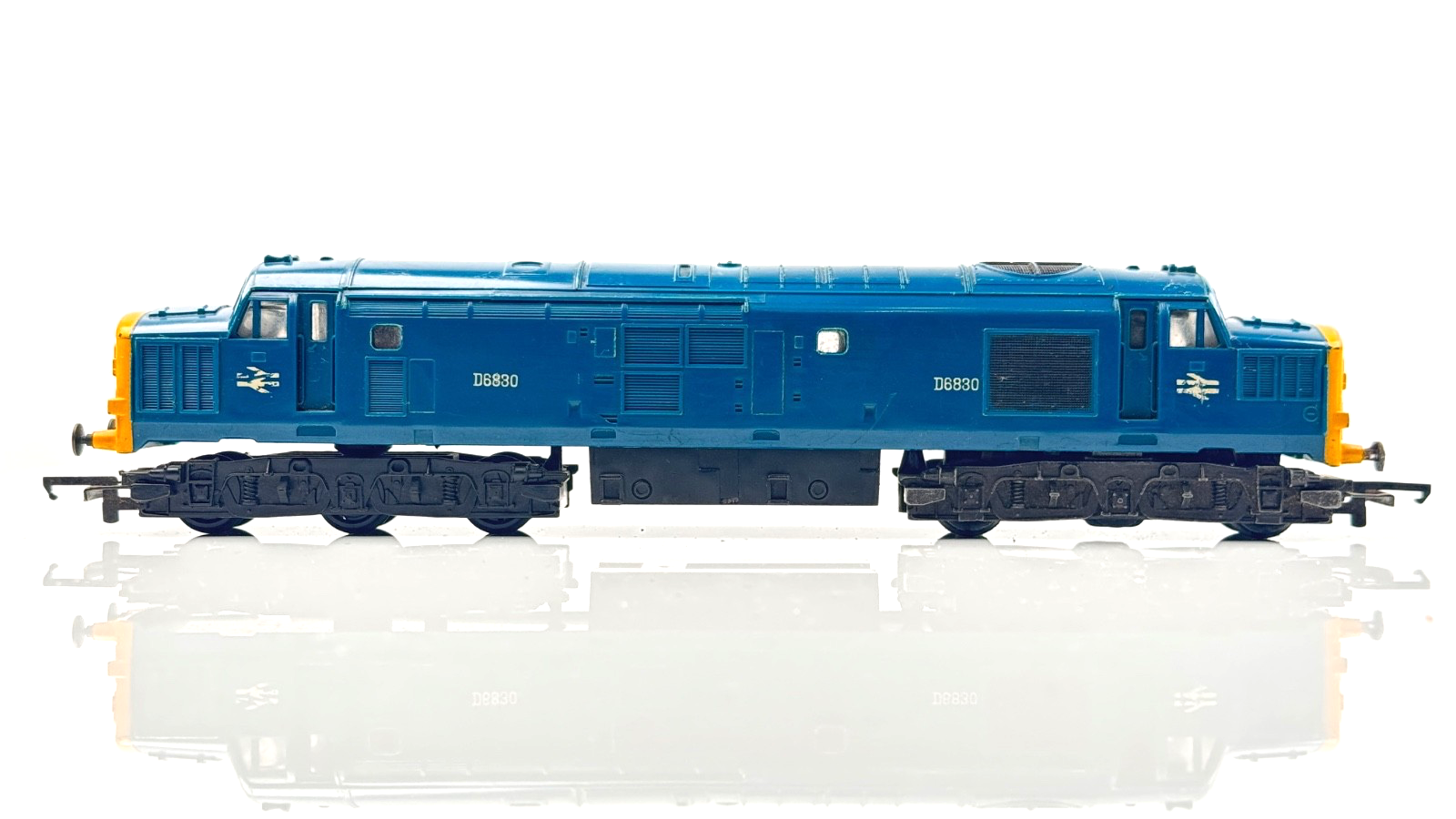 TRIANG 00 GAUGE - CLASS 37 DIESEL LOCOMOTIVE BR BLUE D6830 - UNBOXED SPARES