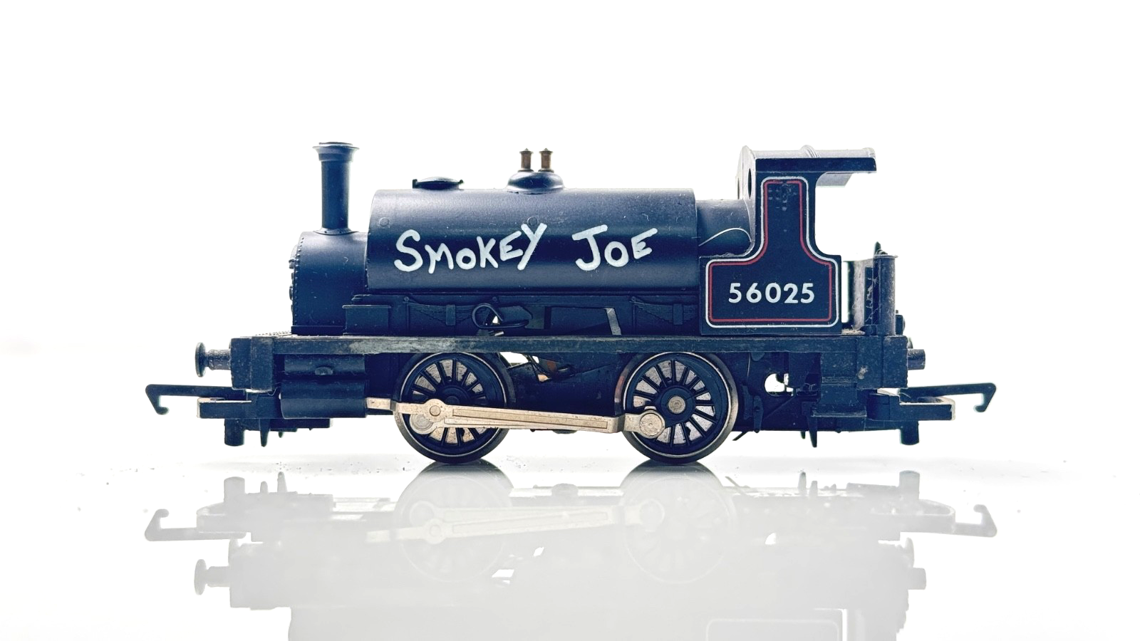 HORNBY 00 GAUGE - SMOKEY JOE 0-4-0 BLACK SADDLE TANK LOCOMOTIVE 56025 - UNBOXED