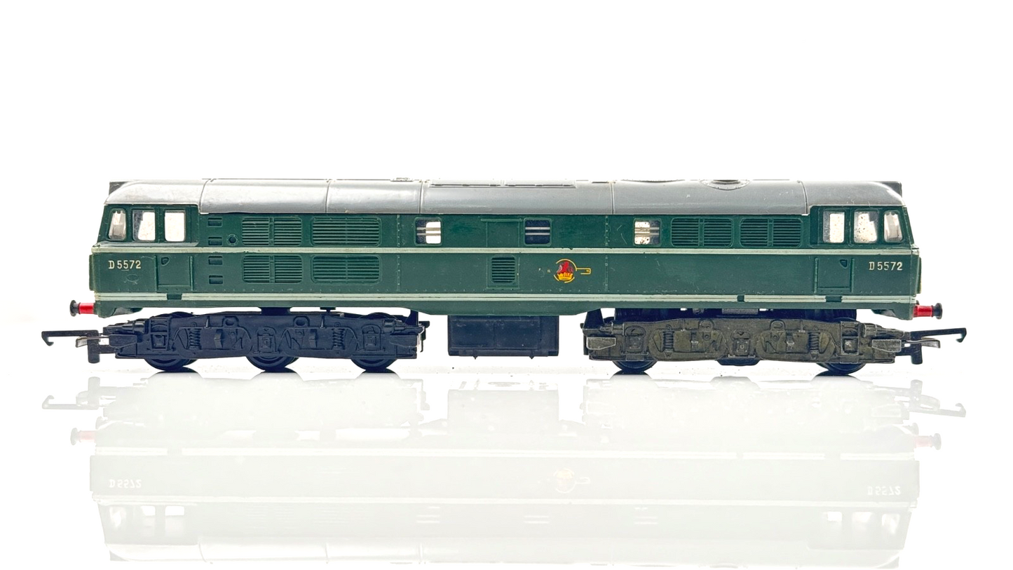TRIANG 00 GAUGE - CLASS 31 AIA-AIA DIESEL LOCOMOTIVE D5572 GREEN UNBOXED SPARES