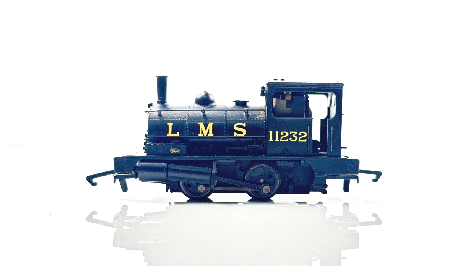 HORNBY 00 GAUGE - LMS BLACK 0-4-0 PUG TANK LOCOMOTIVE 11232 - UNBOXED
