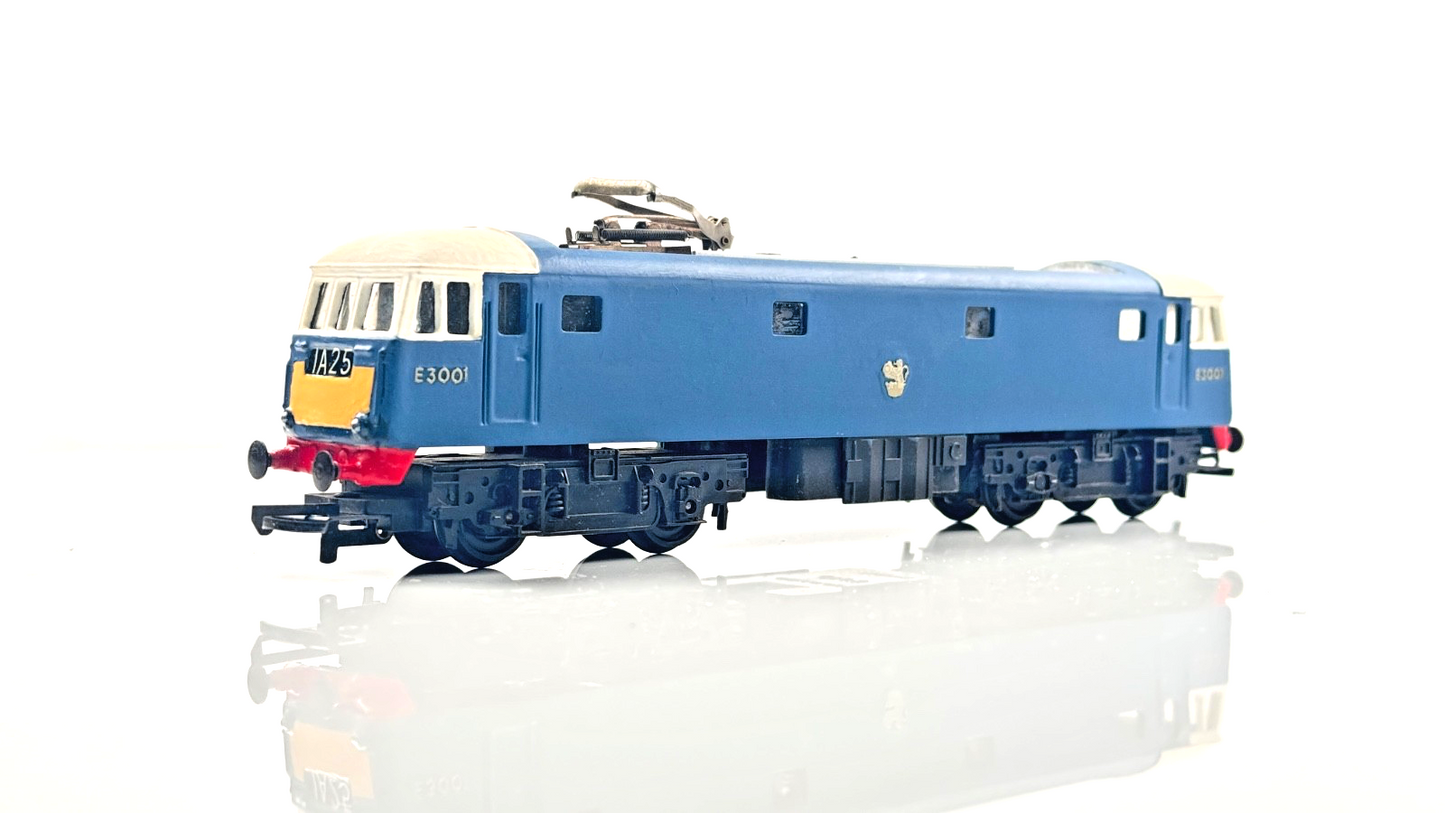 TRIANG 00 GAUGE - CLASS 81 ELECTRIC LOCOMOTIVE BLUE/WHITE E3001 - UNBOXED
