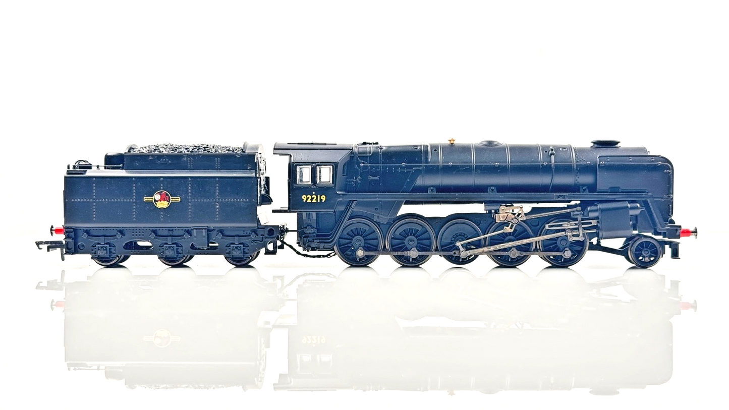 HORNBY 00 GAUGE - R3942 - BR BLACK 2-10-0 CLASS 9F LOCOMOTIVE 92219 BOXED