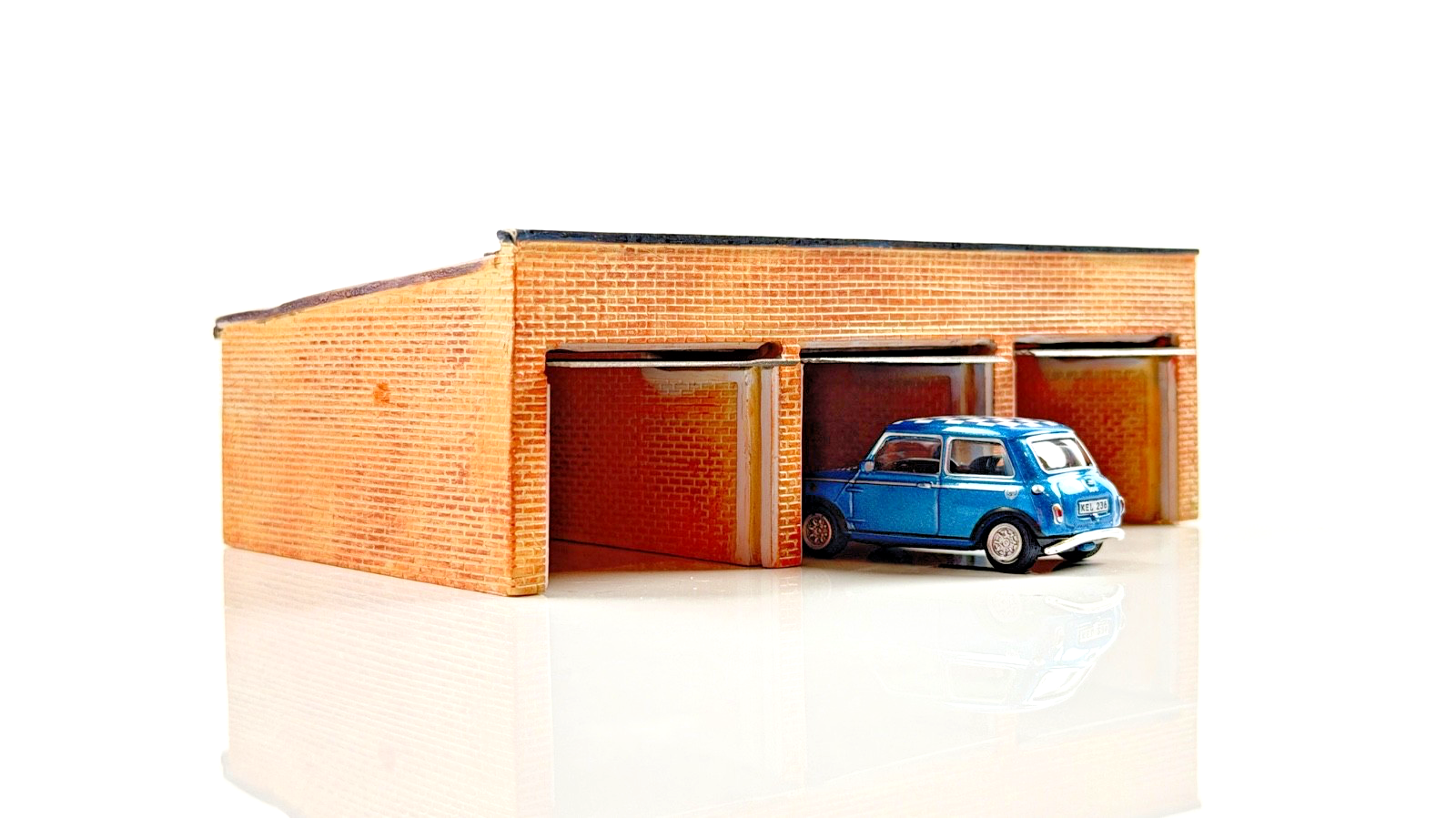 BACHMANN SCENECRAFT 00 GAUGE - 44-085 - LOCK UP GARAGES (POSABLE DOORS) UNBOXED