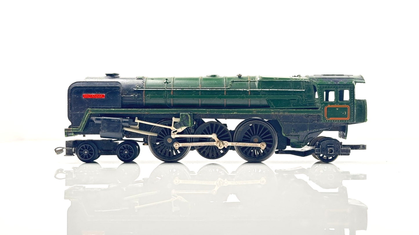TRIANG 00 GAUGE - BR GREEN BRITANNIA CLASS 70000 LOCOMOTIVE - SPARES REPAIRS