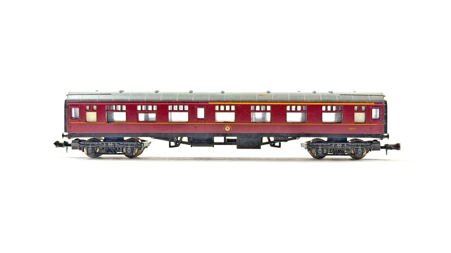 LIMA N GAUGE - RAKE OF 2 BR MAROON & CRIMSON CREAM PASSENGER COACHES UNBOXED