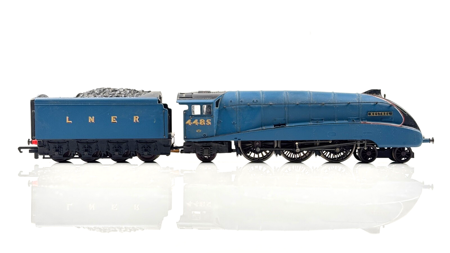 HORNBY 00 GAUGE - LNER BLUE 4-6-2 CLASS A4 'KESTREL' 4485 - UNBOXED TENDER DRIVE