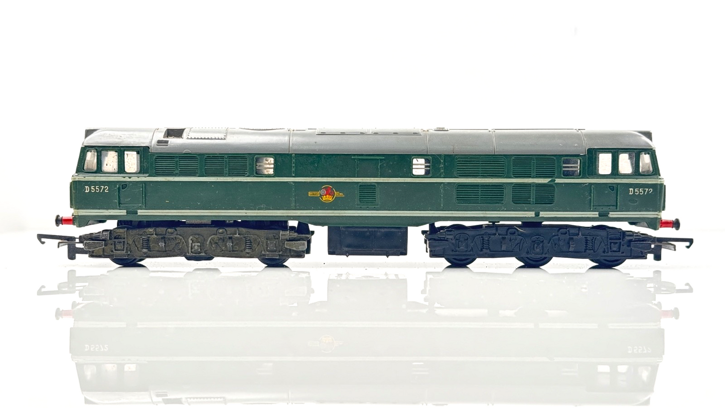 TRIANG 00 GAUGE - CLASS 31 AIA-AIA DIESEL LOCOMOTIVE D5572 GREEN UNBOXED SPARES