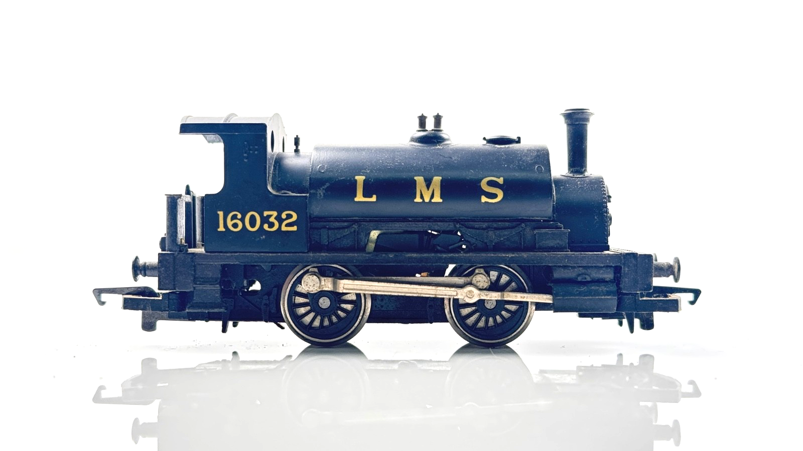 HORNBY 00 GAUGE - LMS BLACK 0-4-0 SADDLE TANK LOCOMOTIVE 16032 - UNBOXED