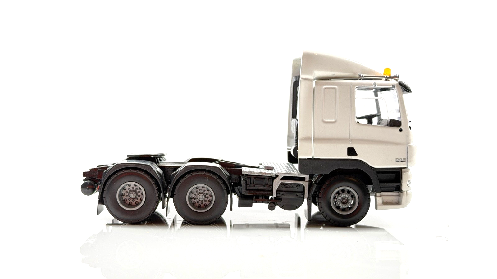 LION TOYS 1/50 SCALE - DAF CF 6X2 WHITE CAB UNIT BOXED