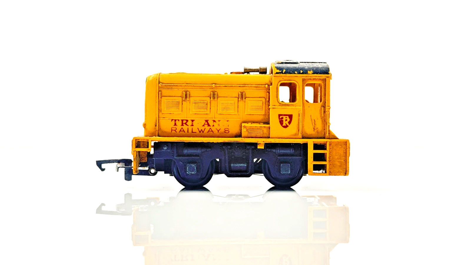 TRIANG 00 GAUGE - TRIANG RAILWAYS YELLOW DOCK SHUNTER LOCOMOTIVE - SPARES