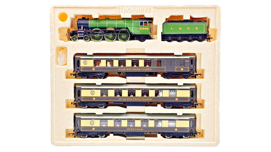 HORNBY 00 GAUGE - R2598M - QUEEN OF SCOTS GLADIATEUR & PULLMAN PACK - BOXED