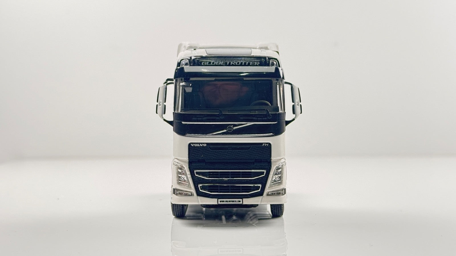 WSI 1/50 SCALE - 03-1136 - VOLVO FH4 GLOBETROTTER 4X2 WHITE TRACTOR UNIT BOXED