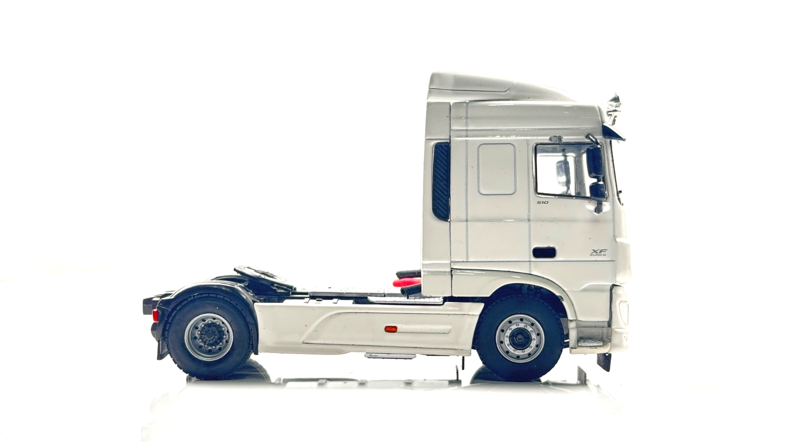 WSI 1/50 SCALE - DAF XF TRACTOR CAB & PLAIN WHITE LIVESTOCK CATTLE TRAILER BOXED