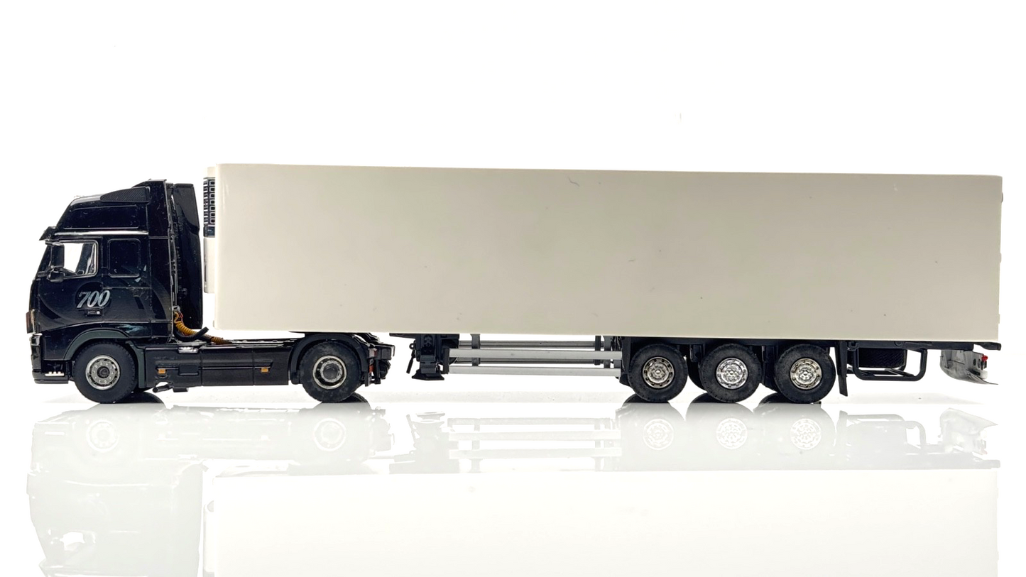 WSI/TEKNO 1/50 SCALE - VOLVO FH3 4X2 GLOBE 700 & WHITE CURTAINSIDE SEMI TRAILER