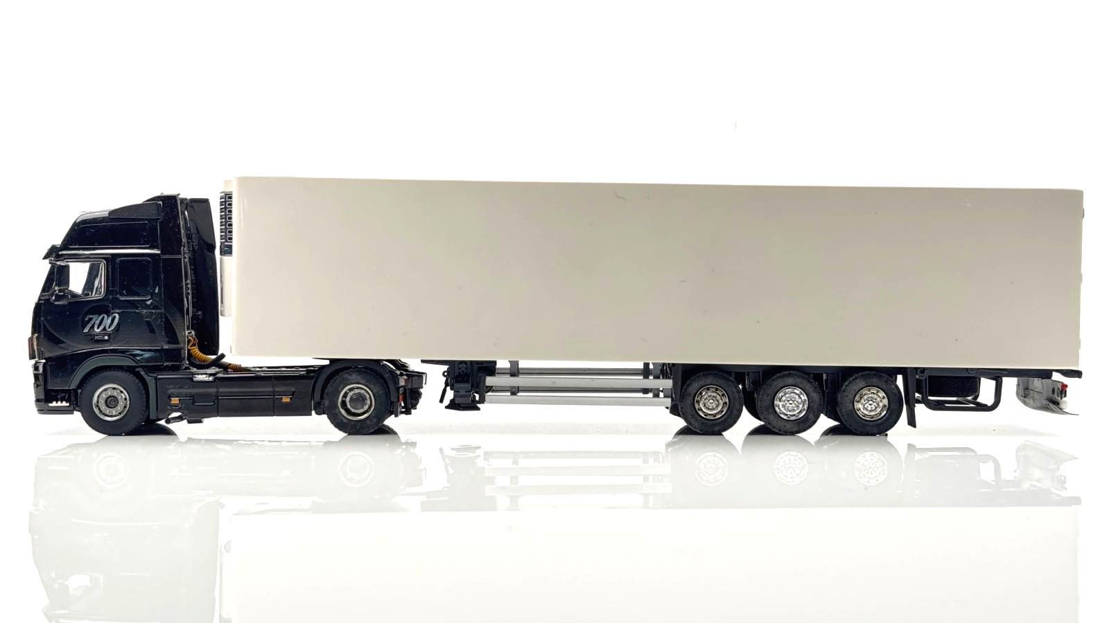 WSI/TEKNO 1/50 SCALE - VOLVO FH3 4X2 GLOBE 700 & WHITE CURTAINSIDE SEMI TRAILER