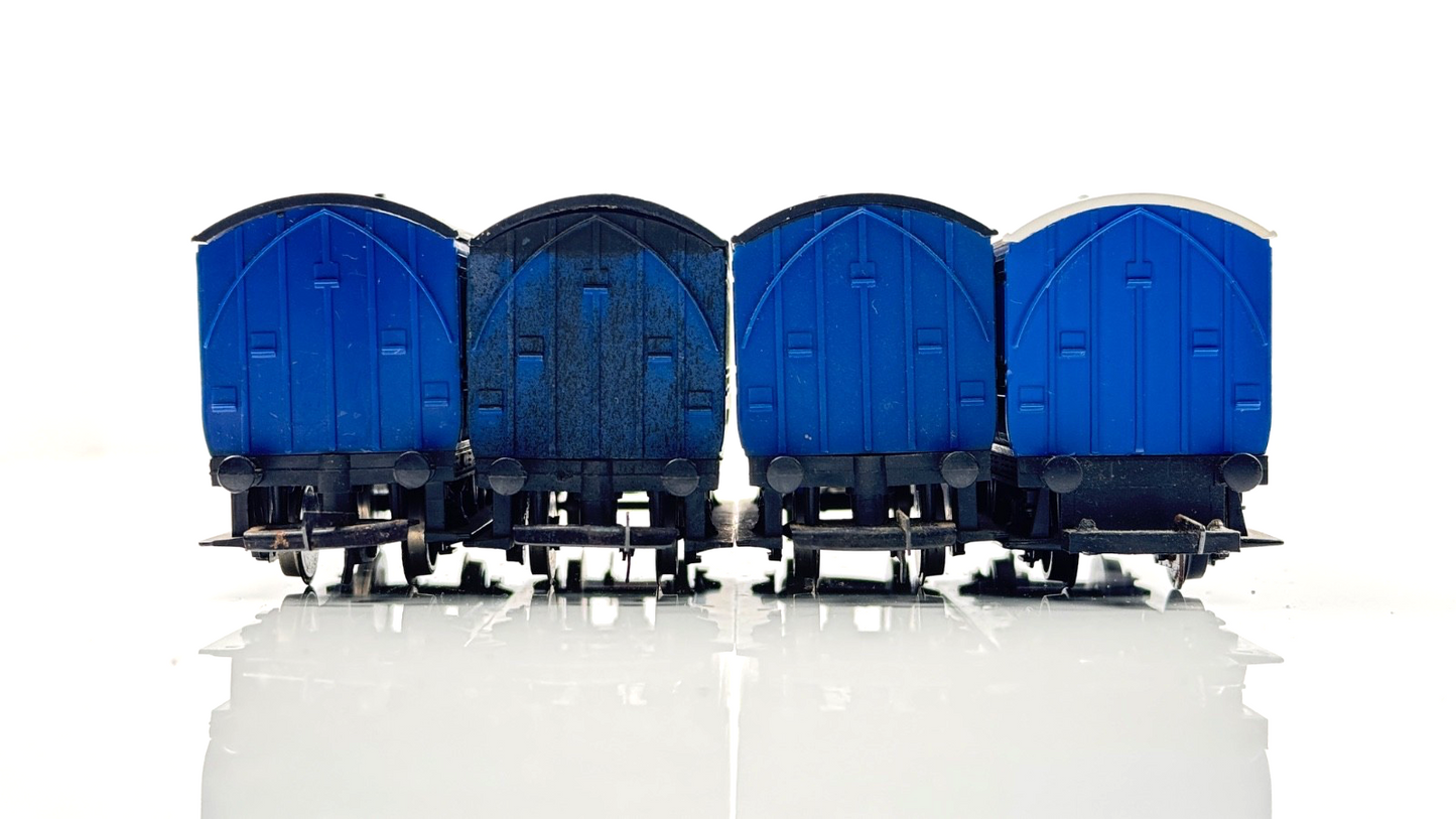 HORNBY 00 GAUGE - RAKE OF 4 BLUE FOUR WHEEL PASSENGER COACHES - UNBOXED