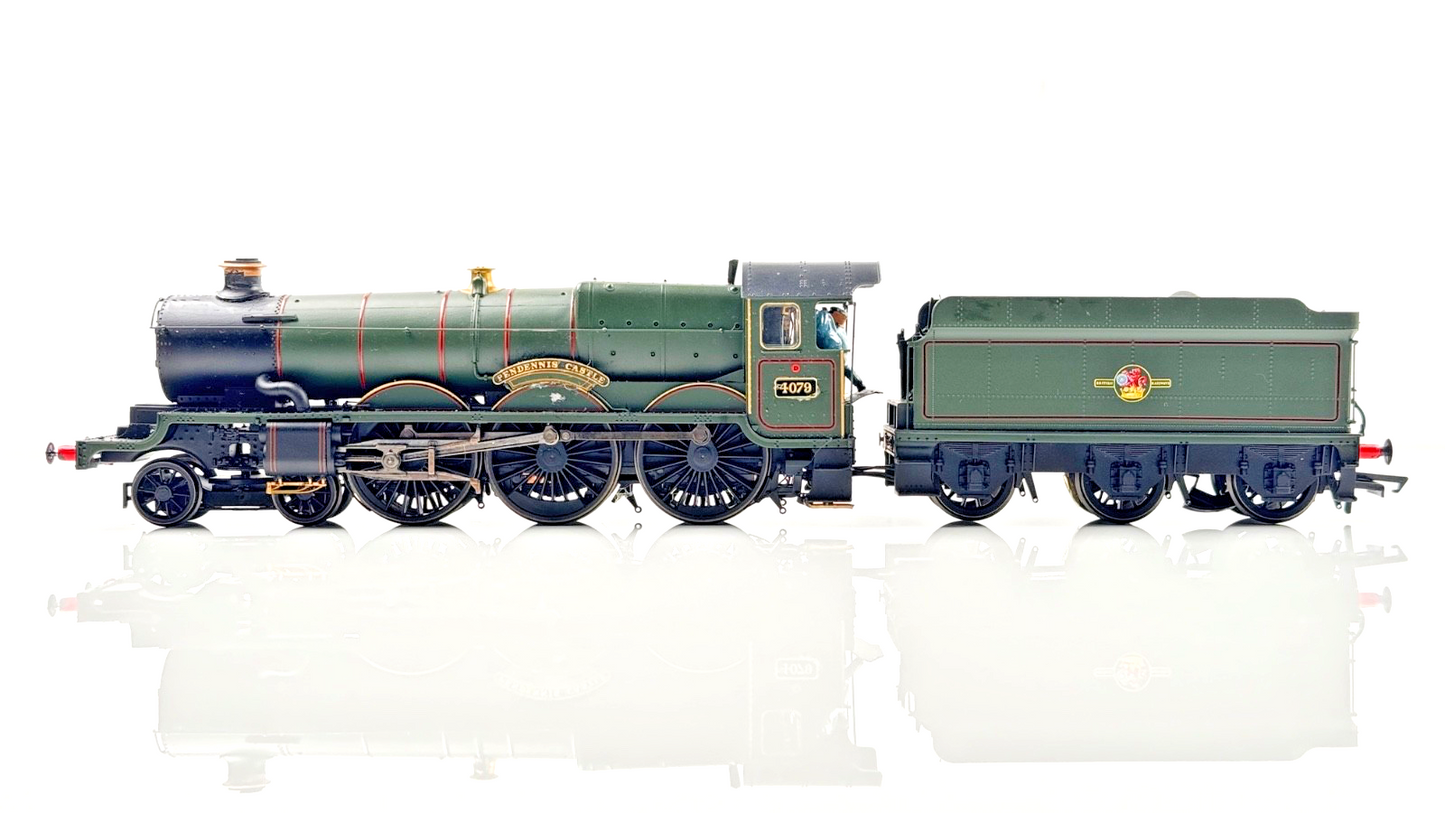 HORNBY 00 GAUGE - R3619 - BR (LATE) GREEN CASTLE CLASS PENDENNIS CASTLE 4079 NQP