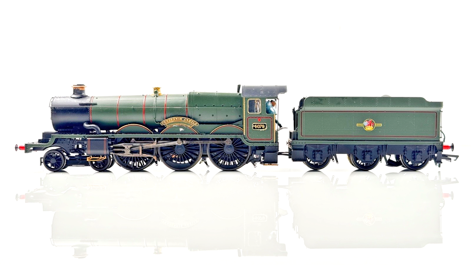 HORNBY 00 GAUGE - R3619 - BR (LATE) GREEN CASTLE CLASS PENDENNIS CASTLE 4079 NQP
