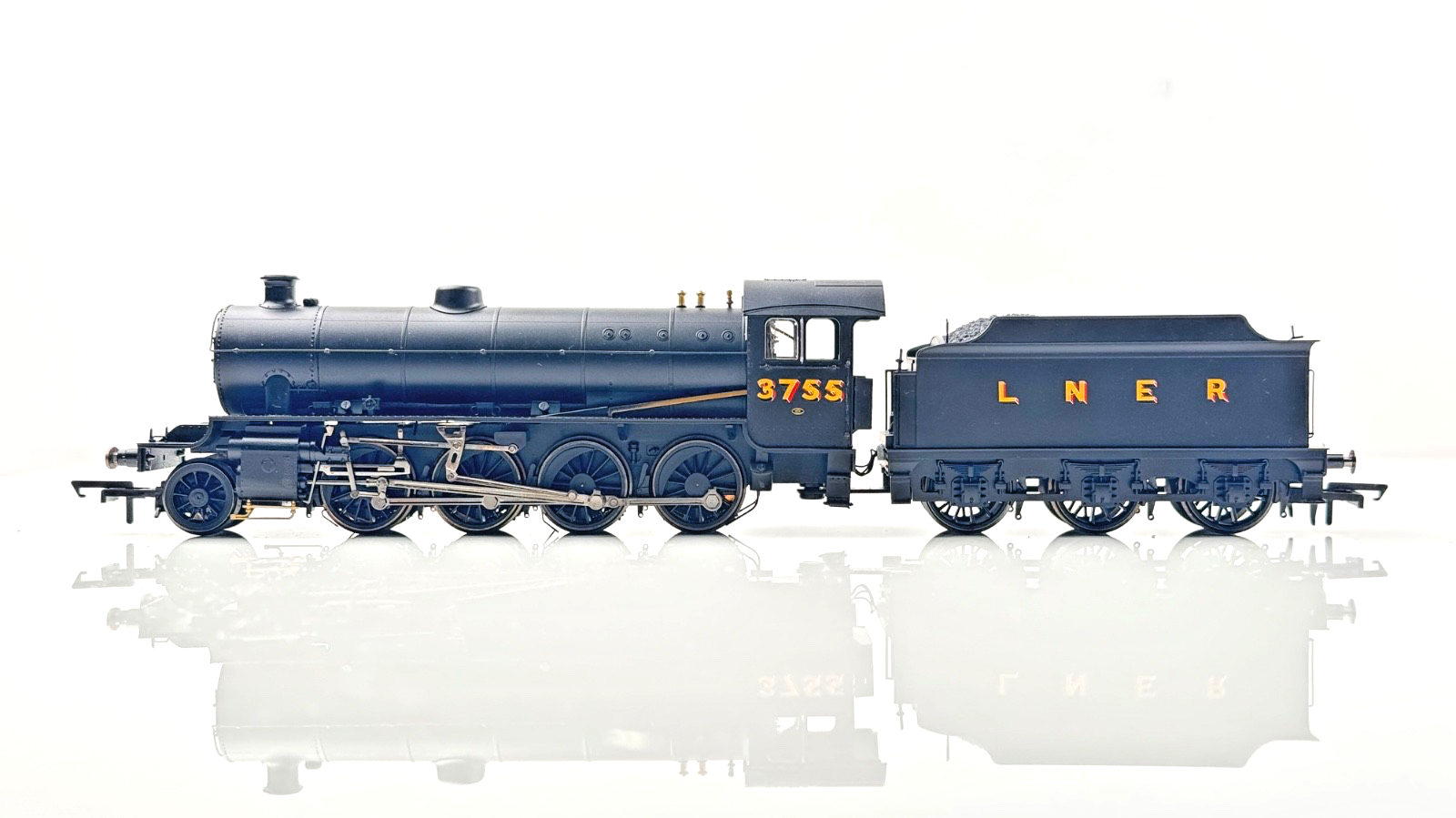 HORNBY 00 GAUGE - R3088 - LNER BLACK 2-8-0 THOMPSON CLASS O1 LOCOMOTIVE - BOXED