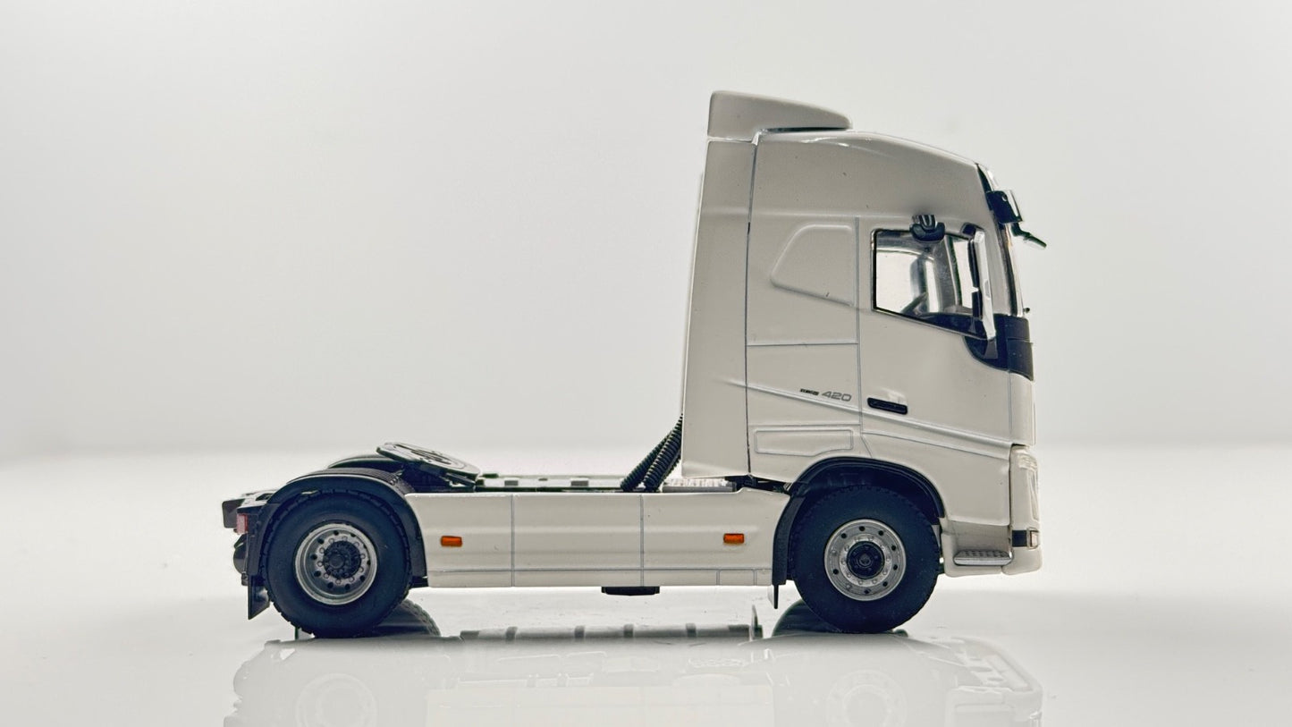 WSI 1/50 SCALE - 03-1136 - VOLVO FH4 GLOBETROTTER 4X2 WHITE TRACTOR UNIT BOXED