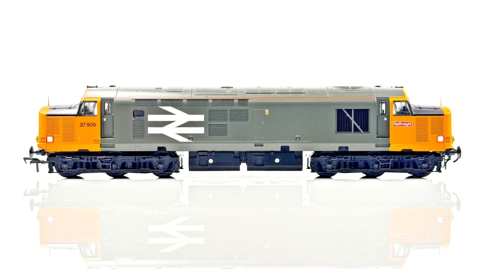 BACHMANN 00 GAUGE - CLASS 37 DIESEL 37906 RAILFREIGHT GREY YELLOW - BOXED