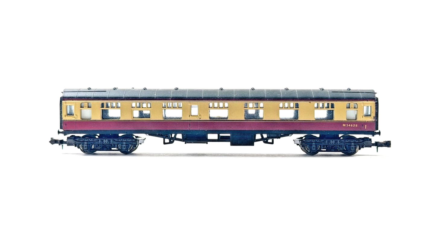 LIMA N GAUGE - RAKE OF 2 BR MAROON & CRIMSON CREAM PASSENGER COACHES UNBOXED