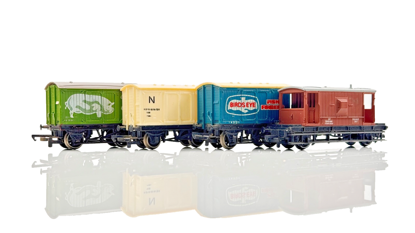 HORNBY 00 GAUGE - RAKE OF 4 PRIME PORK NE BIRDS EYE & BRAKE VAN WAGONS UNBOXED