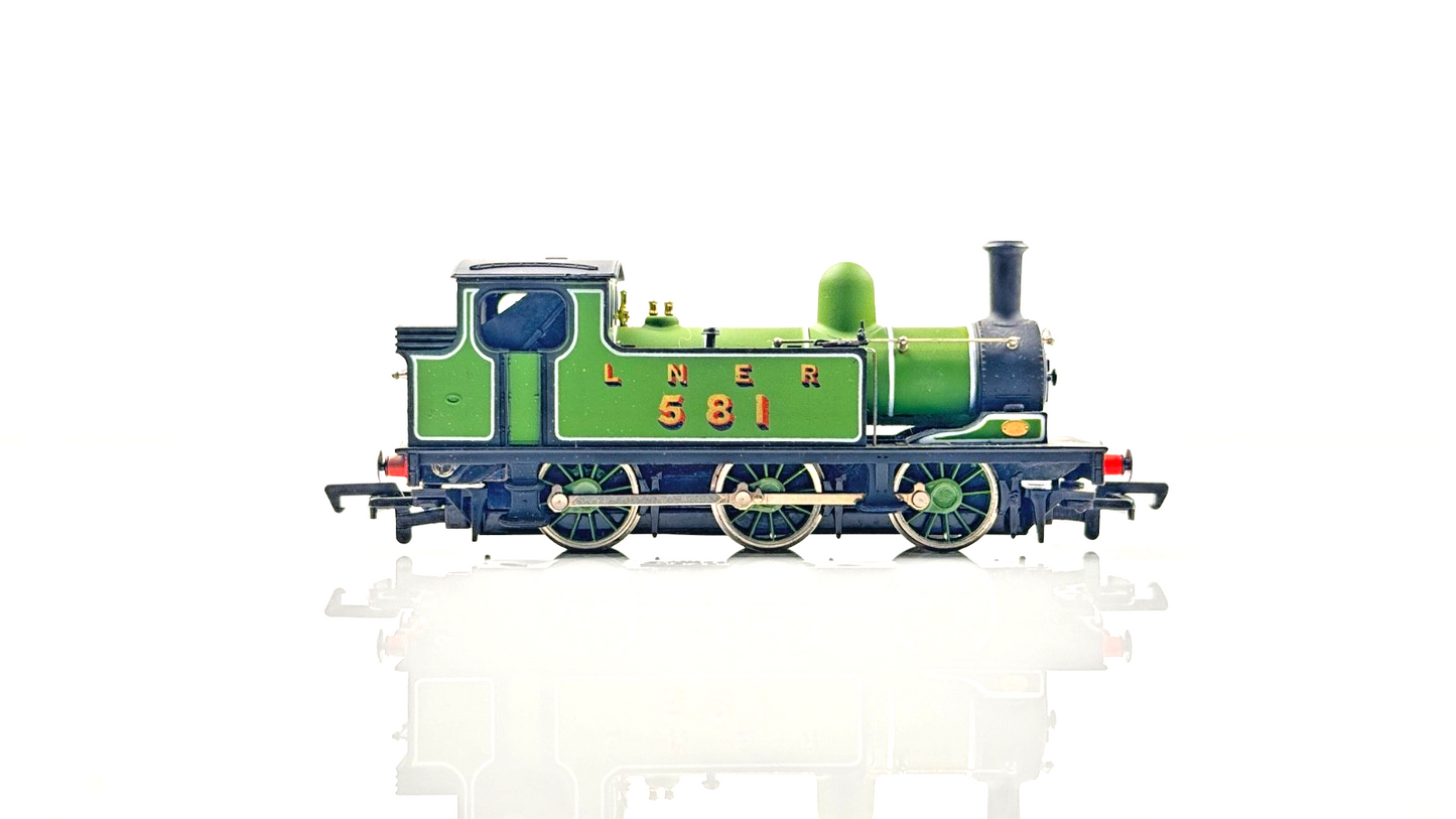 MAINLINE 00 GAUGE - 37-054 - LNER GREEN J72 TANK LOCOMOTIVE '581' - BOXED