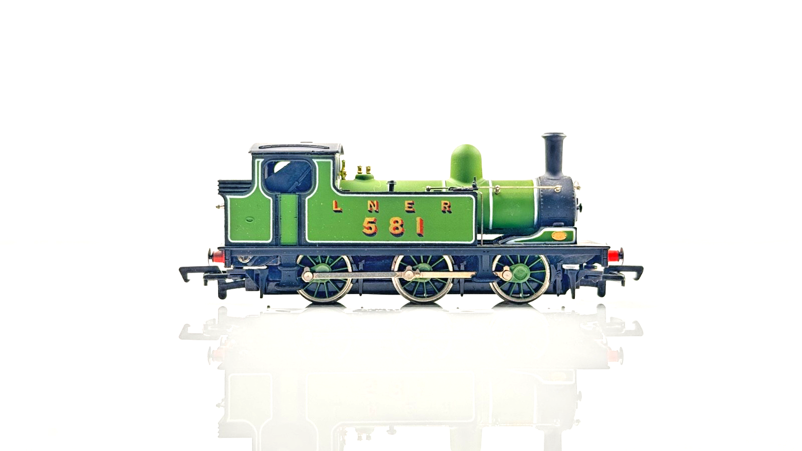 MAINLINE 00 GAUGE - 37-054 - LNER GREEN J72 TANK LOCOMOTIVE '581' - BOXED