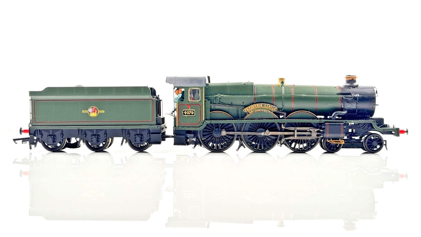 HORNBY 00 GAUGE - R3619 - BR (LATE) GREEN CASTLE CLASS PENDENNIS CASTLE 4079 NQP