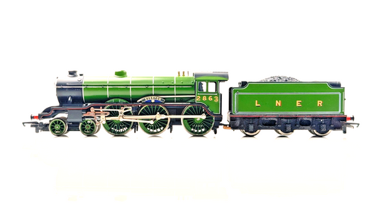 HORNBY 00 GAUGE - LNER APPLE GREEN 4-6-0 CLASS B17 EVERTON 2863 - RENAMED