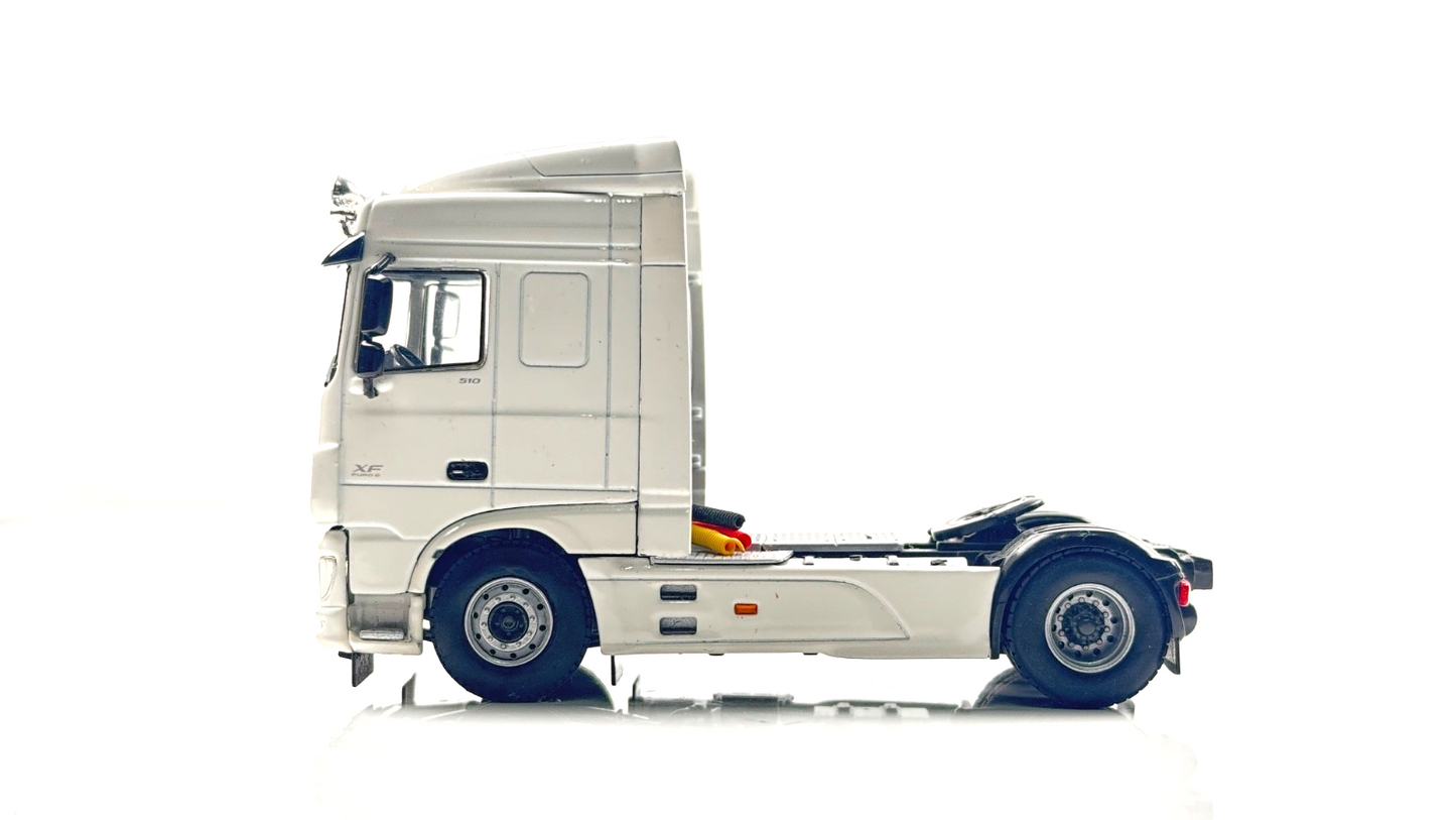 WSI 1/50 SCALE - DAF XF TRACTOR CAB & PLAIN WHITE LIVESTOCK CATTLE TRAILER BOXED