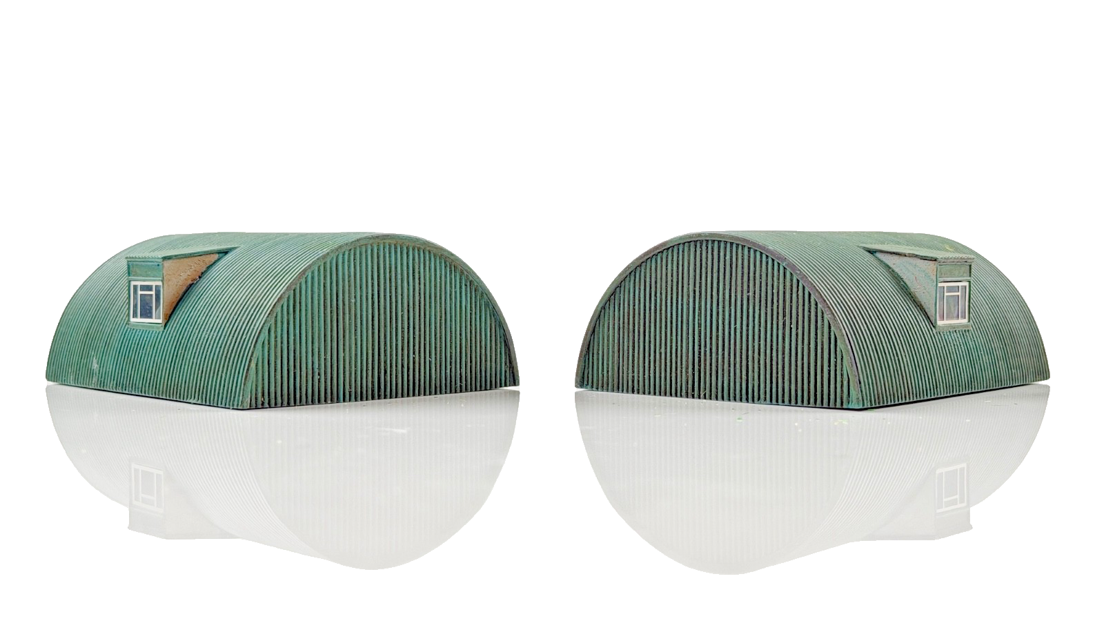 HORNBY SKALEDALE 00 GAUGE - R8788 - CORRUGATED NISSEN HUT X 2 - UNBOXED