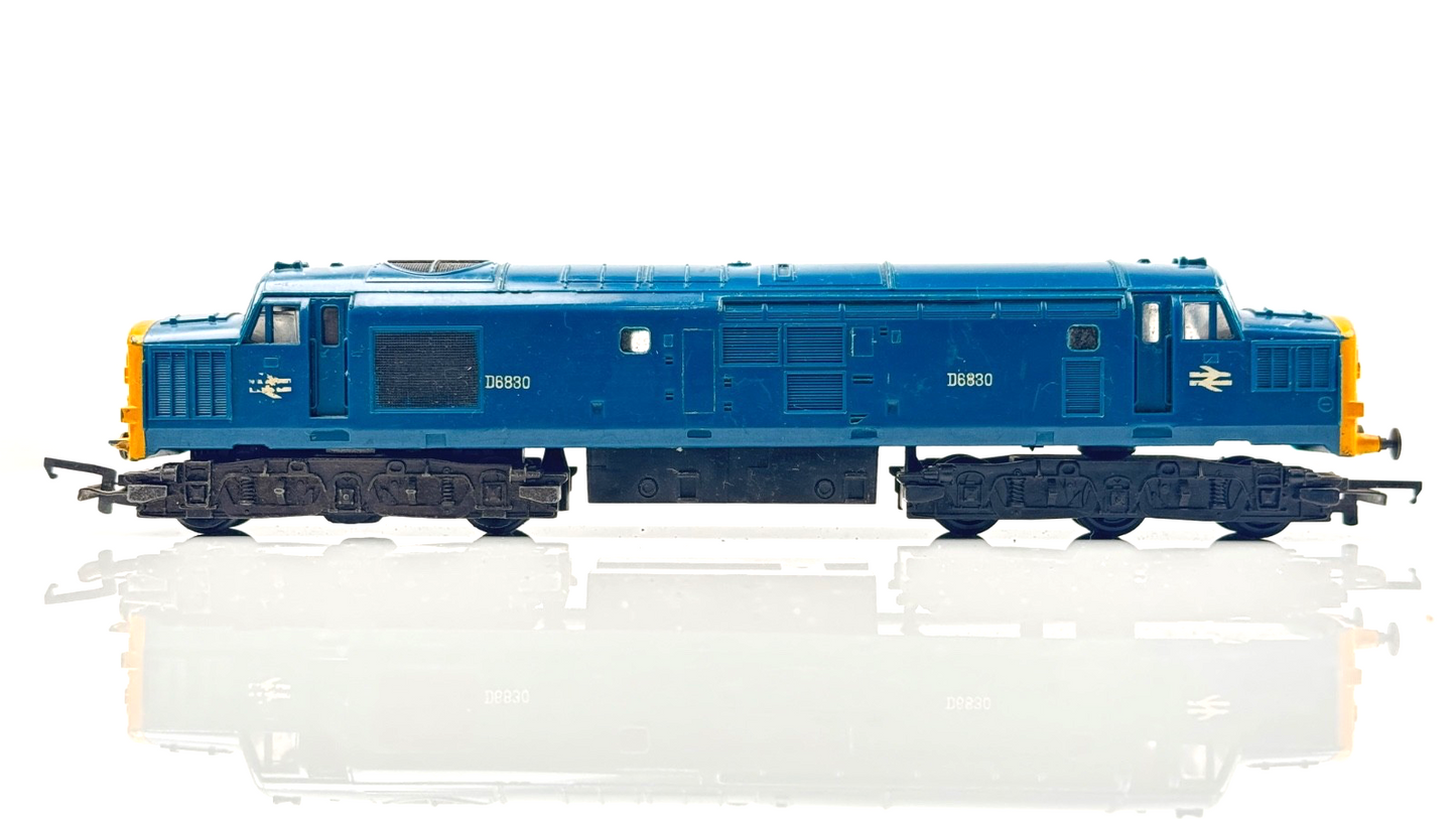 TRIANG 00 GAUGE - CLASS 37 DIESEL LOCOMOTIVE BR BLUE D6830 - UNBOXED SPARES