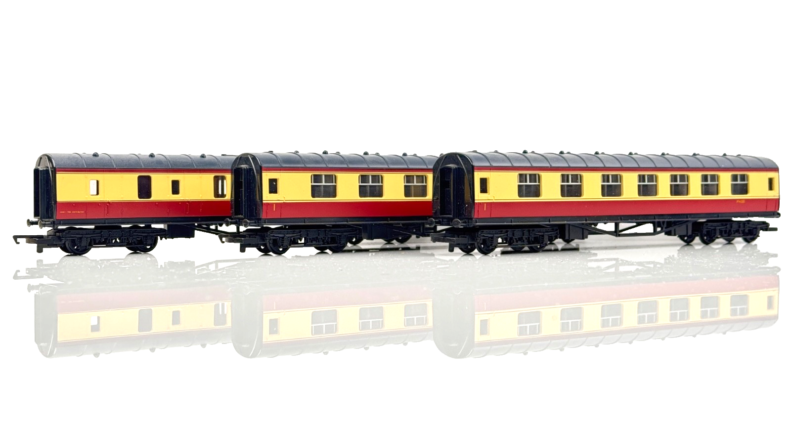 HORNBY 00 GAUGE - RAKE OF 3 BR CRIMSON CREAM STANIER PASSENGER COACHES - UNBOXED